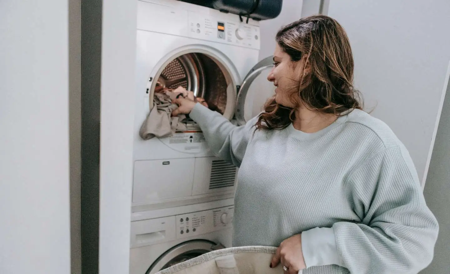 Il trucco con le palline: cosa mettere nell’asciugatrice per non far arrotolare le lenzuola