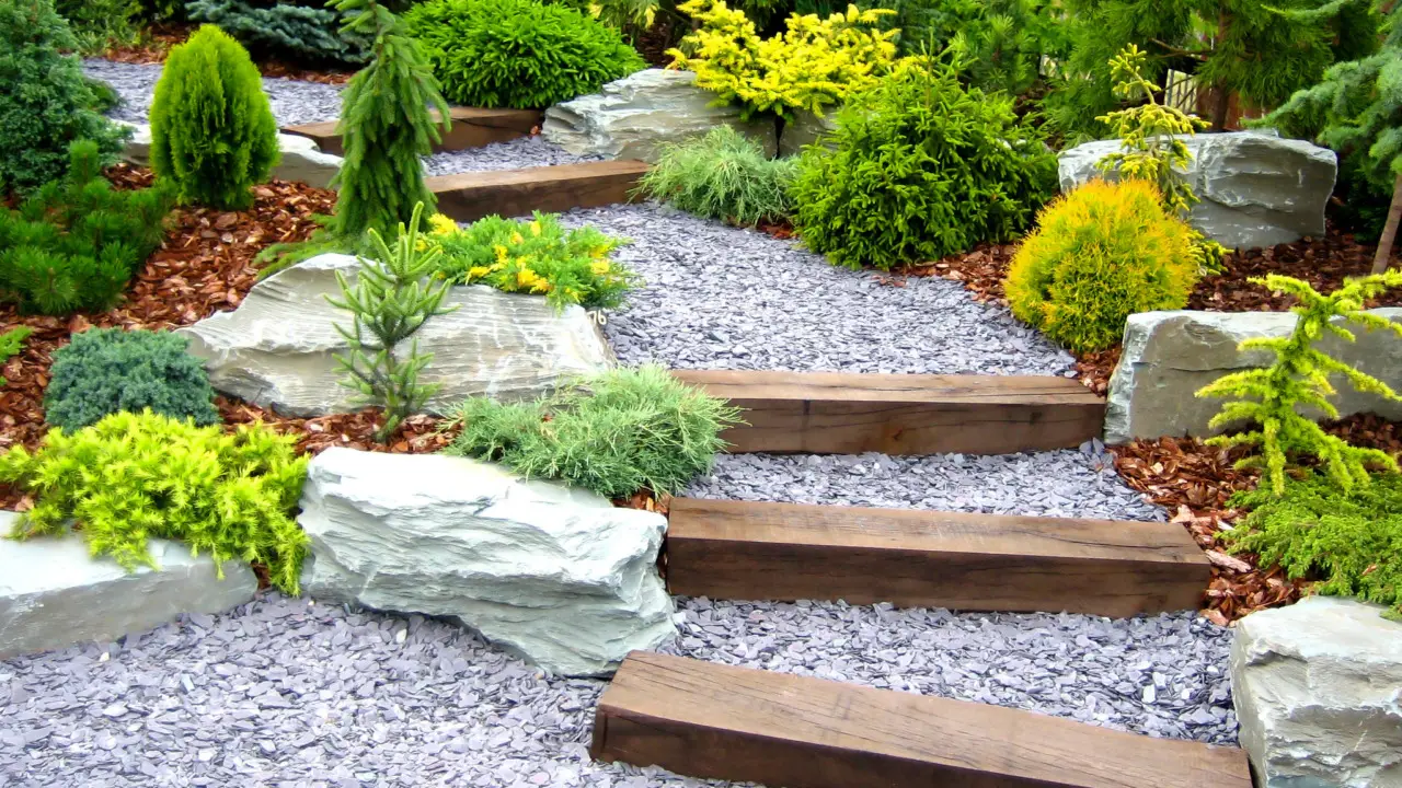 Come mantenere la ghiaia pulita dall’erba: i segreti per un vialetto ordinato