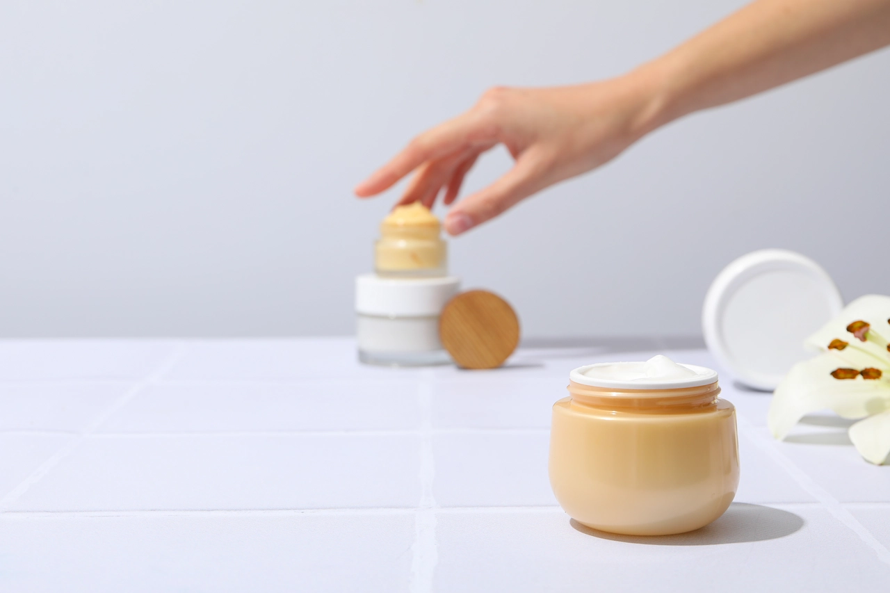 Come proteggere la pelle dal sole: i consigli essenziali per una stagione calda senza rischi