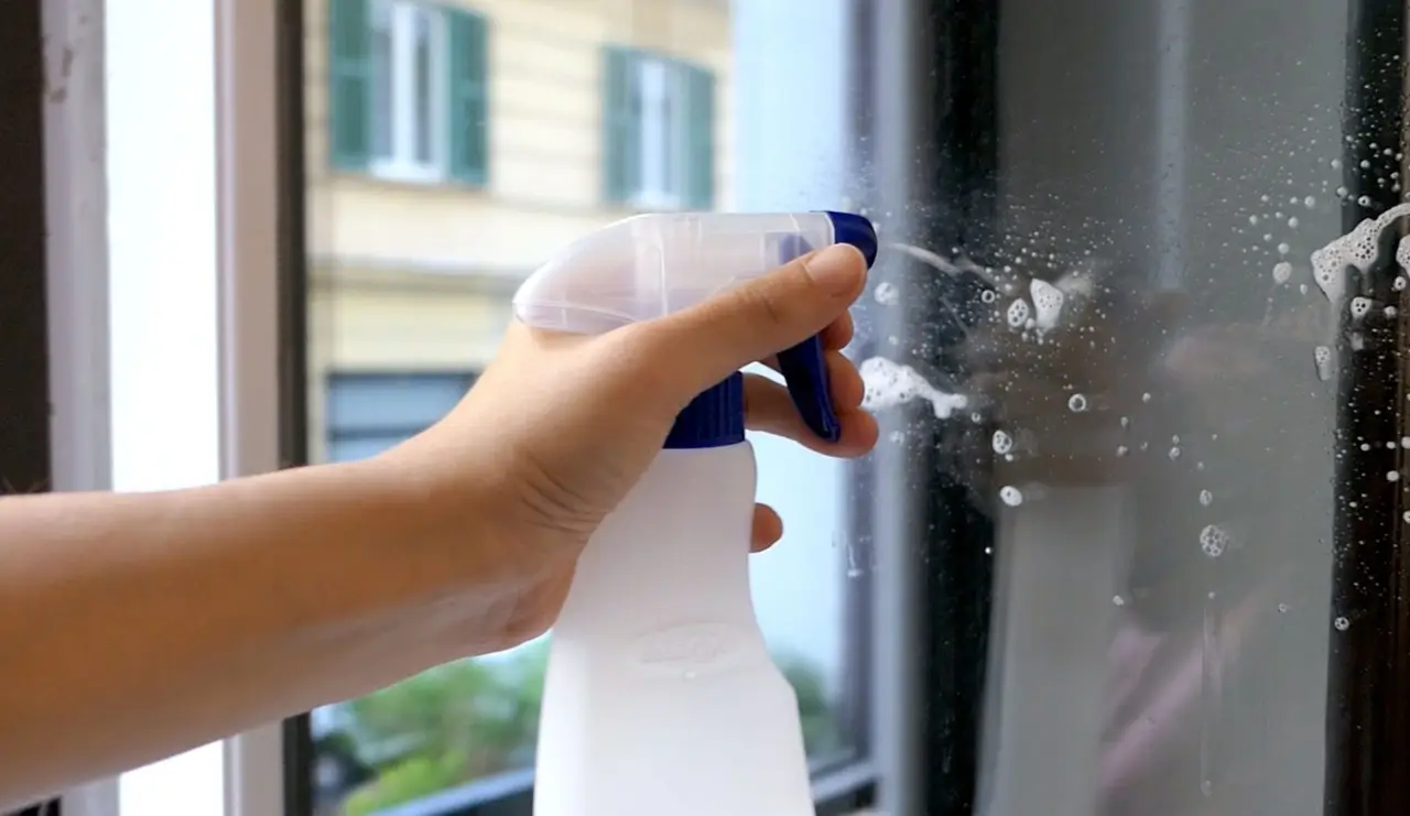 Lo sgrassatore ha lasciato aloni orribili? Ecco il trucco per eliminarli subito