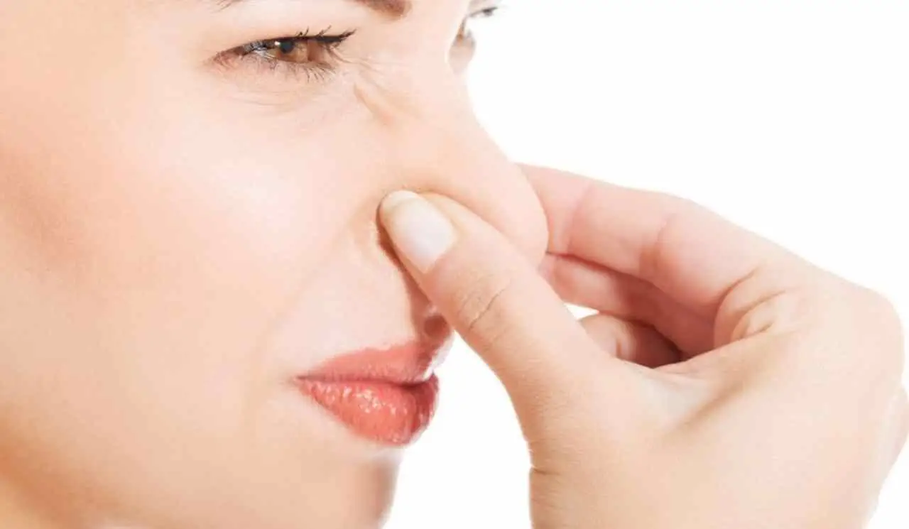Senti un odore strano persistente che altri non percepiscono? Ecco cosa potrebbe essere