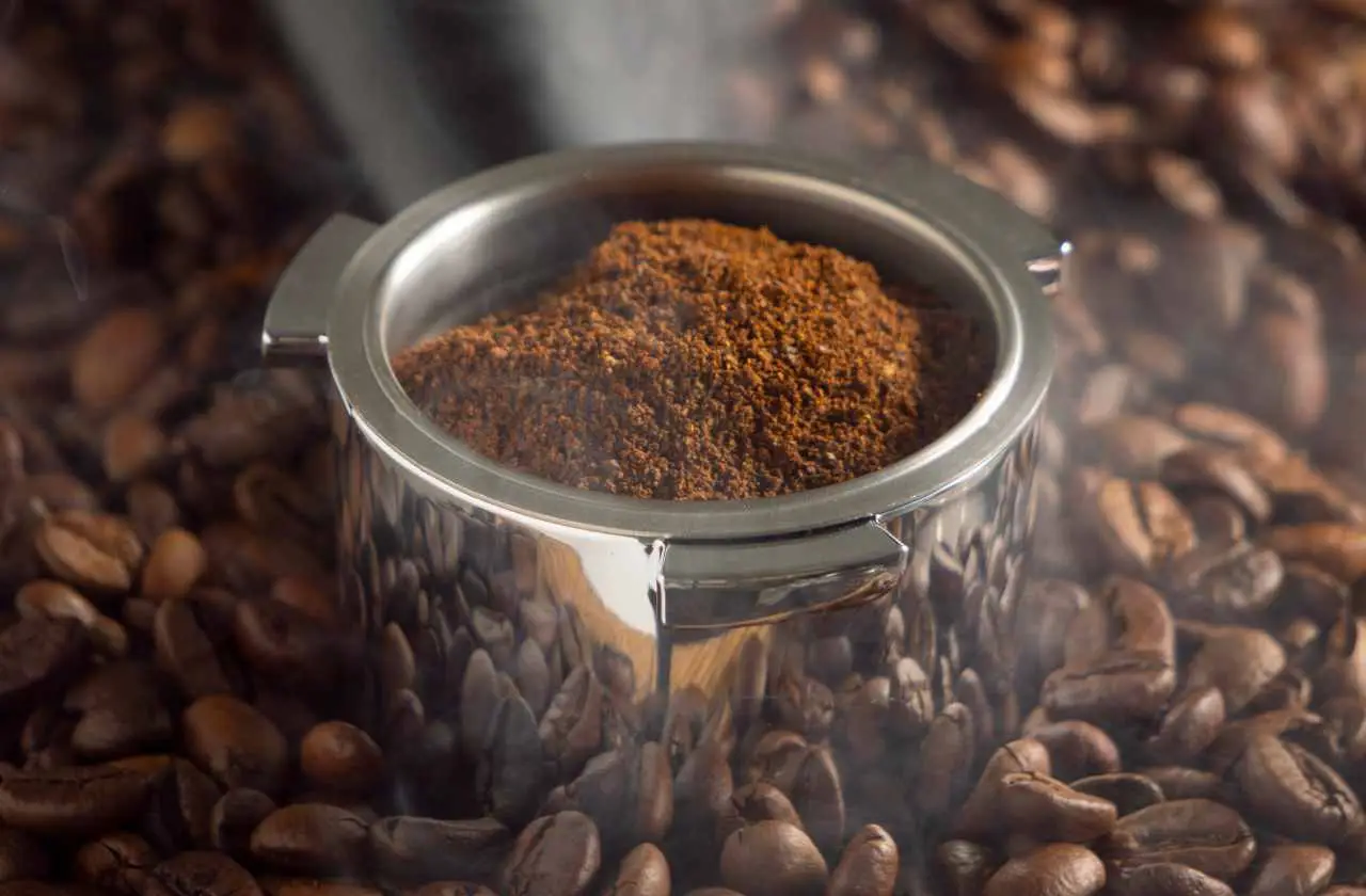 Brucia questo caffè in polvere sul balcone: l’effetto sorprendente che cambia l’estate