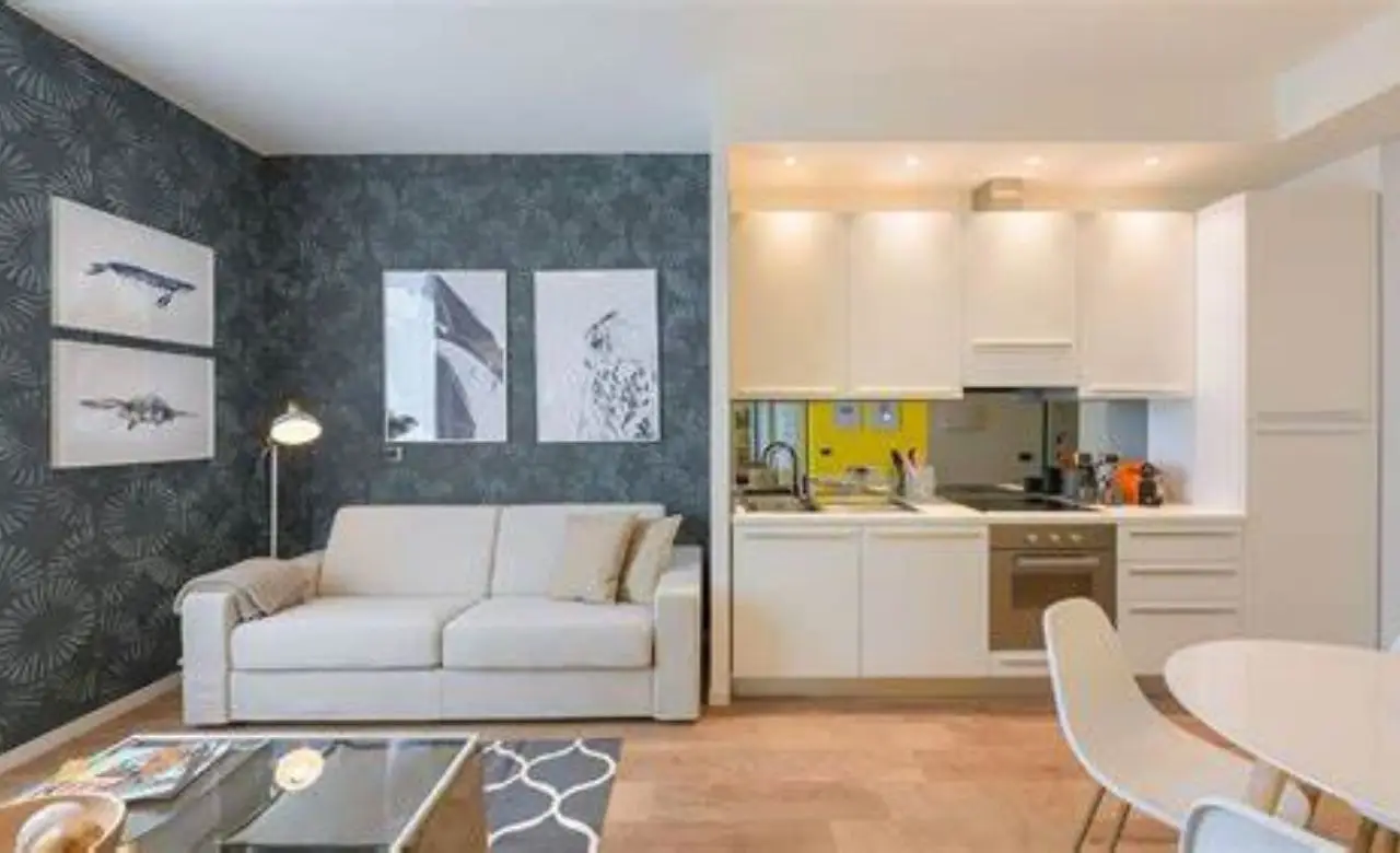 Devi dormire sul divano? Metti questo per evitare dolori alla schiena e riposare bene